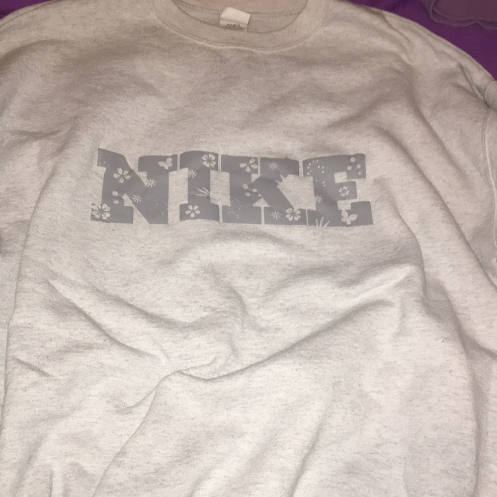 gray "nike" crew neck swat shirt